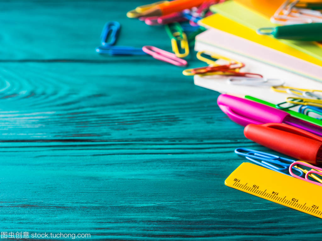 多彩校园的书写伙伴 文具的魔力与选择